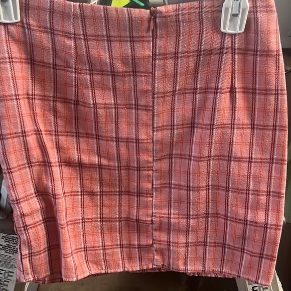 SHEIN Small Pink Mini Skirt with 2 Slits - Picture 3 of 3